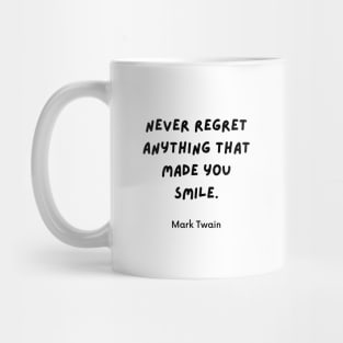 Never regret anything that made you smile. Quotes by Mark Twain Mug